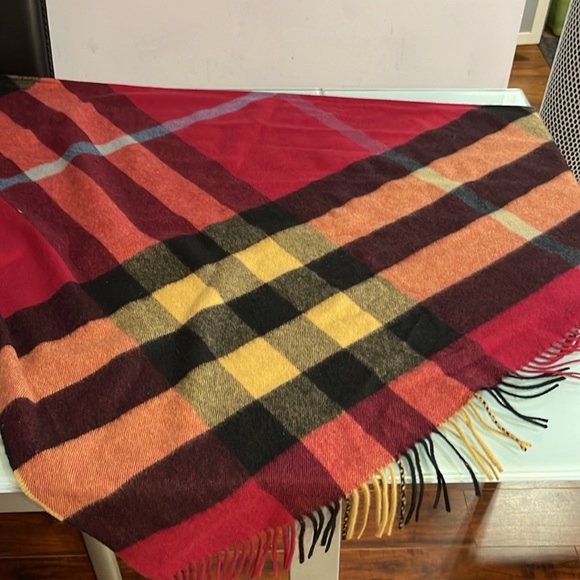 Authentic Burberry Scarf 100% Cashmere - Picture 2 of 4